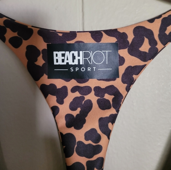 EUC Beach Riot Twist Top Sports Bra Leopard, matching leggings also listed - Picture 7 of 9